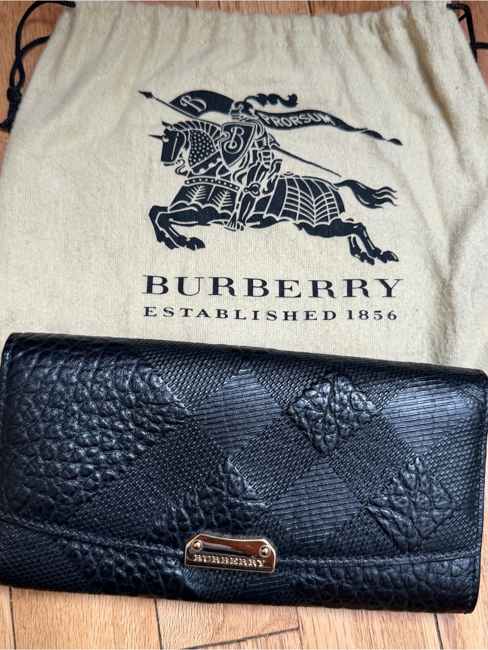 Burberry Women's Black gold Grainy Leather tri-fold wallet $575 Check quilted
